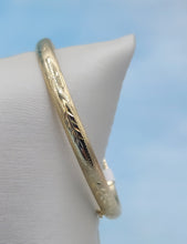 Load image into Gallery viewer, Diamond Cut Baby Bangle Bracelet - 14K Yellow Gold