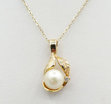Load image into Gallery viewer, Pearl, Diamond &amp; Leaf Pendant &amp; Cable Chain - 14K Yellow Gold