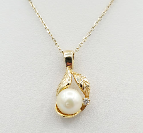 Pearl, Diamond & Leaf Pendant & Cable Chain - 14K Yellow Gold