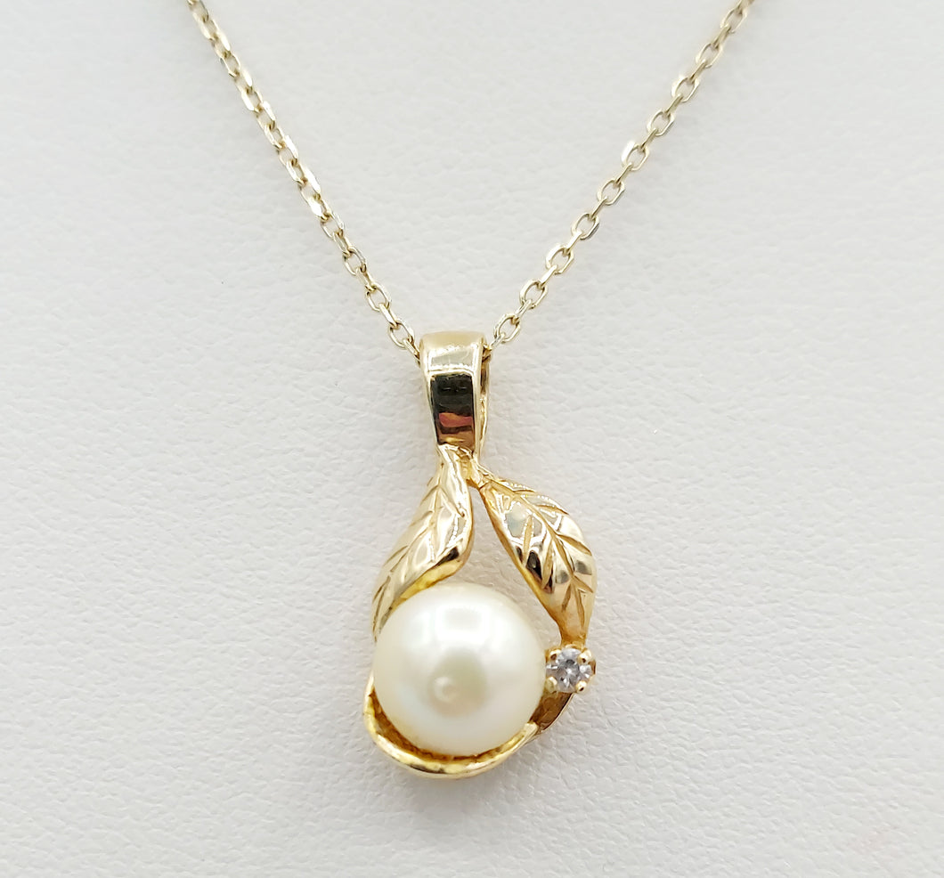 Pearl, Diamond & Leaf Pendant & Cable Chain - 14K Yellow Gold