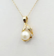 Load image into Gallery viewer, Pearl, Diamond &amp; Leaf Pendant &amp; Cable Chain - 14K Yellow Gold