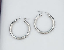 Load image into Gallery viewer, 1&quot; White Gold Polished &amp; Patterned Hoops - 14K White Gold