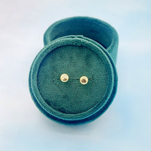 Load image into Gallery viewer, 5.5mm Flat Round Pebble Stud Earrings - 14K Yellow Gold