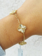 Load image into Gallery viewer, Quatrefoil Diamond Cut 18K Yellow Gold Bracelet