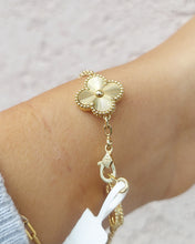 Load image into Gallery viewer, Quatrefoil Diamond Cut 18K Yellow Gold Bracelet