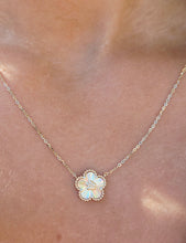 Load image into Gallery viewer, Fluted Clover Flower Necklace - 14K Yellow Gold