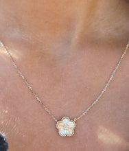 Load image into Gallery viewer, Fluted Clover Flower Necklace - 14K Yellow Gold