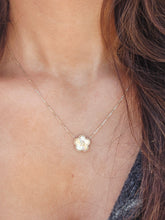 Load image into Gallery viewer, Fluted Clover Flower Necklace - 14K Yellow Gold