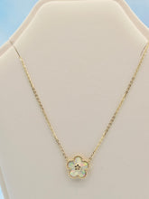 Load image into Gallery viewer, Fluted Clover Flower Necklace - 14K Yellow Gold