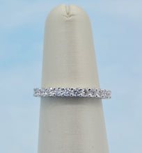 Load image into Gallery viewer, .49 11 stone diamond band - 14K Gold