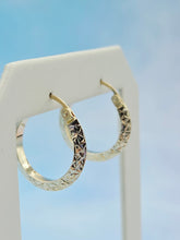 Load image into Gallery viewer, Diamond Cut Hoop Earrings (Small) - 14K Yellow Gold