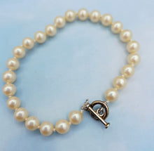 Load image into Gallery viewer, Cream Pearl Bracelet with Toggle - Vintage