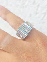 Load image into Gallery viewer, Diamond Cut Ring