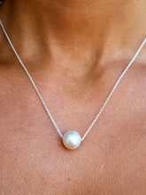 Load image into Gallery viewer, Helmi Pearl Necklace - Lotus Jewelry