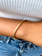 Load image into Gallery viewer, Twist Style Hinge Estate Bangle - 14K Gold