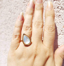 Load image into Gallery viewer, Mother of Pearl &amp; Rose Gold Plated Ring