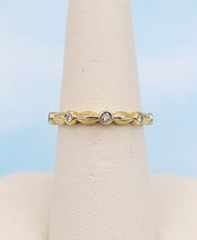 Load image into Gallery viewer, Viv &amp; G Matte &amp; Circle Band - 14K Yellow Gold