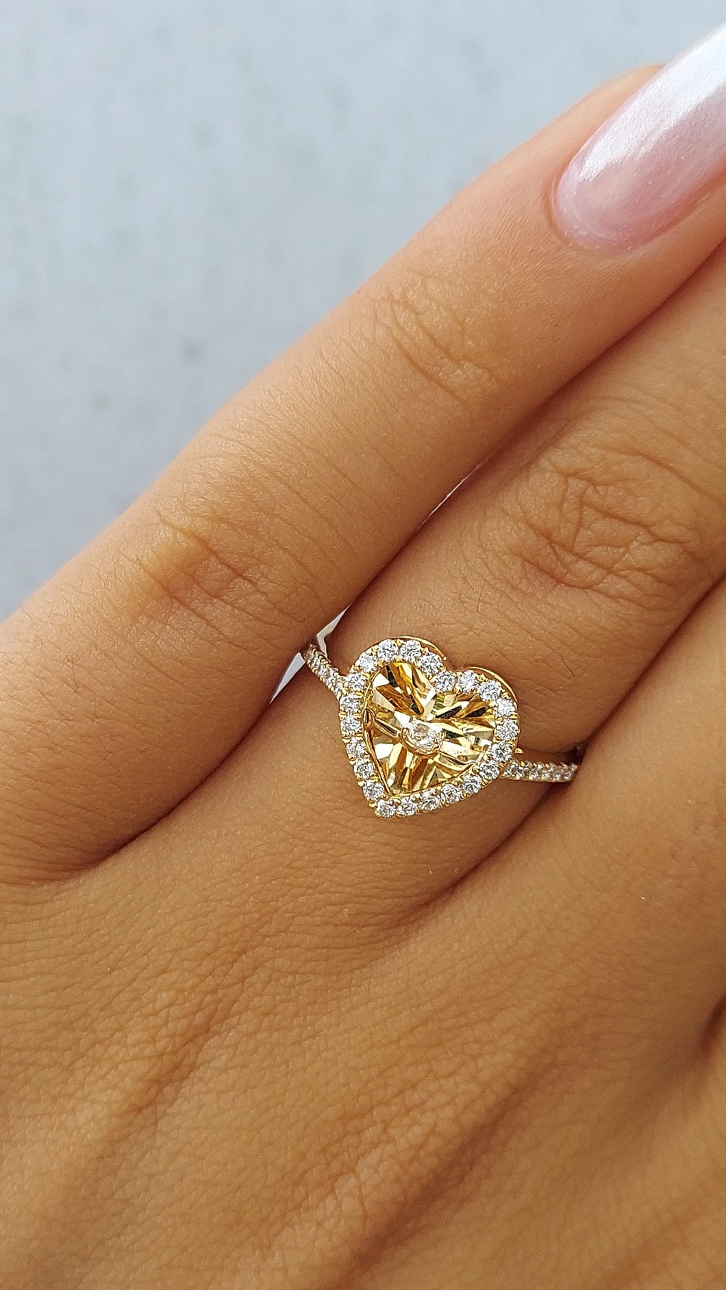 Dancing Diamond Heart Ring - 18K Yellow Gold