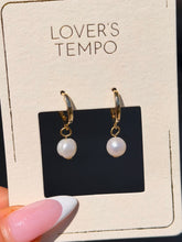 Load image into Gallery viewer, Amari Pearl Huggie Hoops Earrings - Lovers Tempo