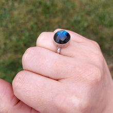 Load image into Gallery viewer, Labradorite Hammered Ring