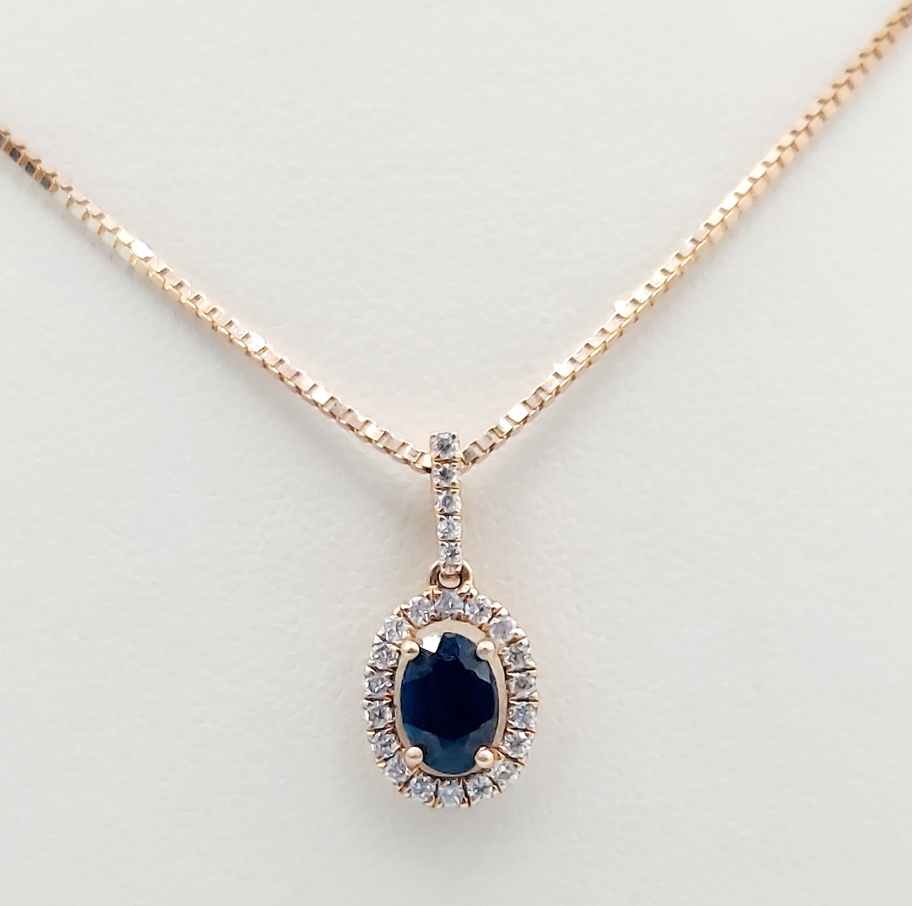 Oval Solitaire Sapphire Pendant in 18k White Gold (7x5mm)