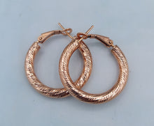 Load image into Gallery viewer, 1" Diamond Cut &amp; Satin Finish Hoops - 14K Rose Gold