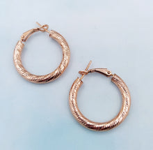 Load image into Gallery viewer, 1" Diamond Cut &amp; Satin Finish Hoops - 14K Rose Gold