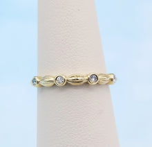 Load image into Gallery viewer, Viv &amp; G Matte &amp; Circle Band - 14K Yellow Gold
