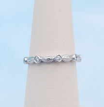 Load image into Gallery viewer, Viv &amp; G Matte &amp; Circle Band - 14K White Gold
