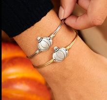 Load image into Gallery viewer, Pumpkin Bangle Bracelet - Luca and Danni